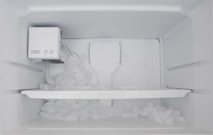 tủ lạnh chảy nước ngăn làm đá