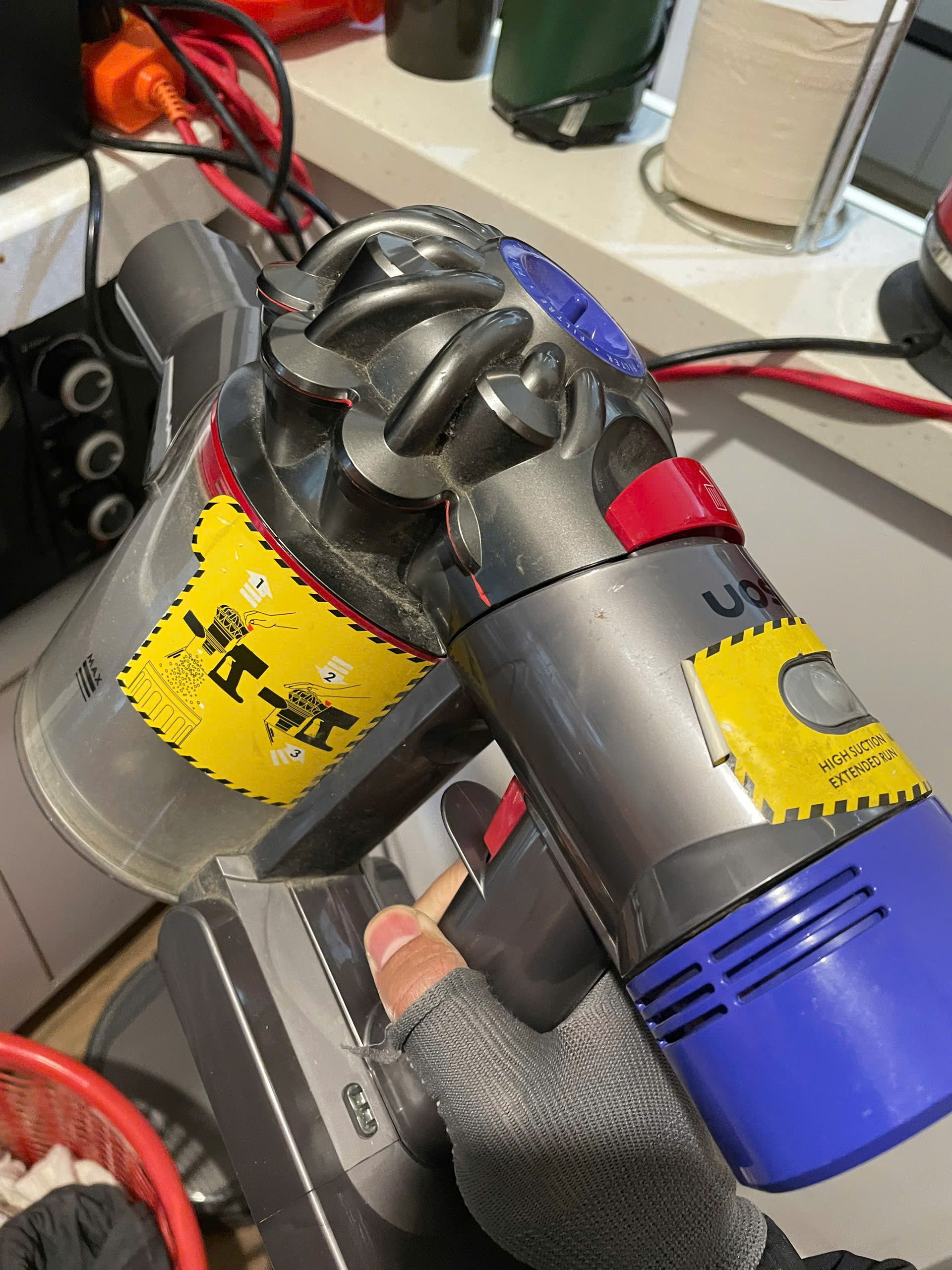 sua-may-hut-bui-dyson-1