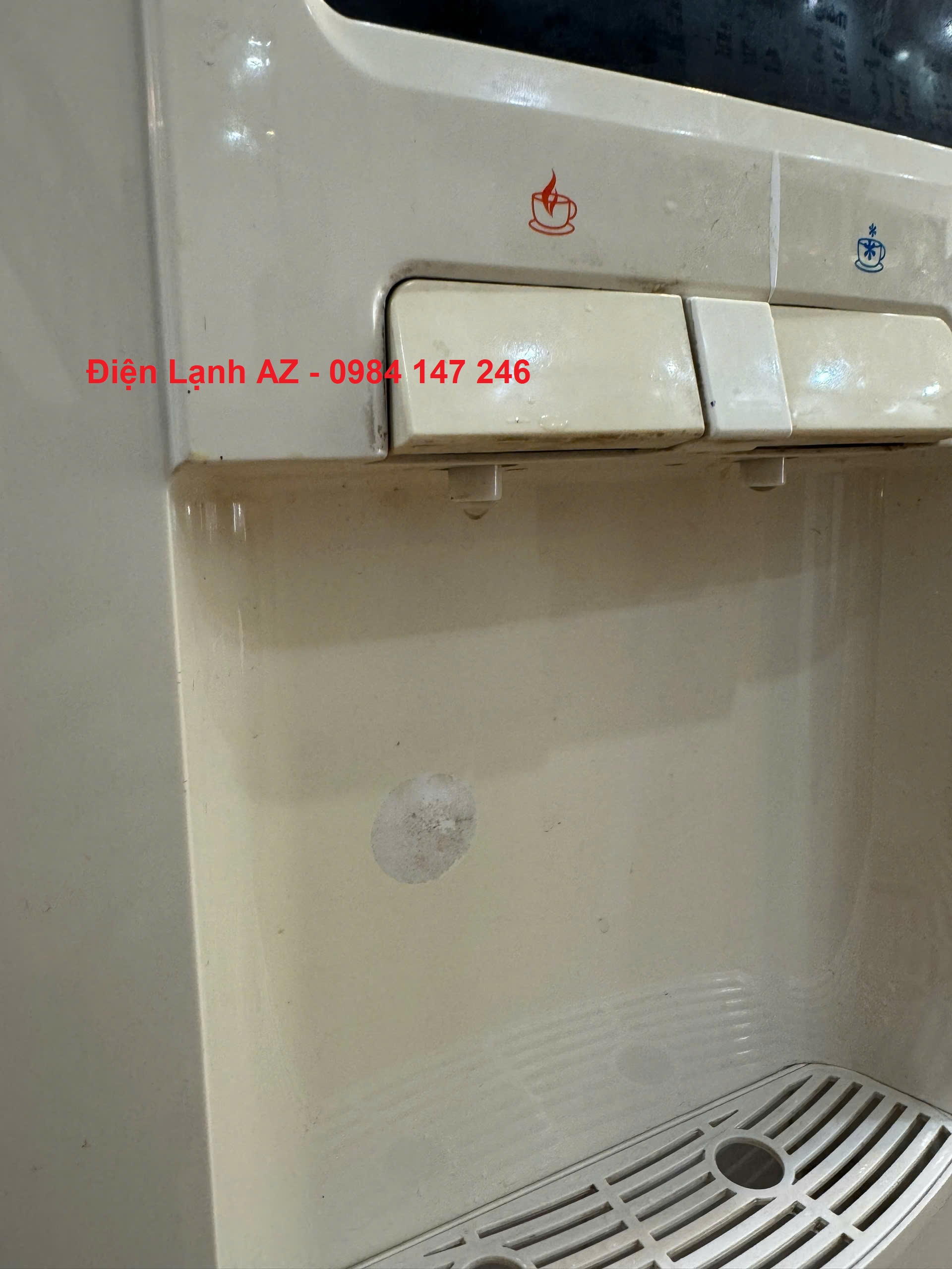 sua-cay-nuoc-nong-lanh-toshiba-1